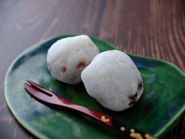 İçinde fasulye ezmeli pirinç keki var.