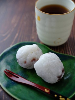 İçinde fasulye ezmeli pirinç keki var.