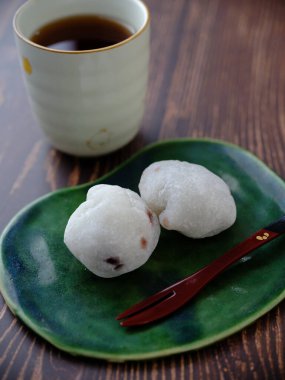 İçinde fasulye ezmeli pirinç keki var.