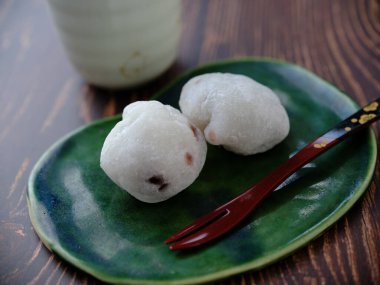 İçinde fasulye ezmeli pirinç keki var.