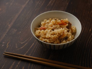 Japon lokantasında gomoku pilavı