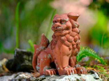 Okinawa 'daki Shisa heykelciği.