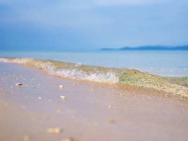 冲绳的清澈波浪 — 图库照片
