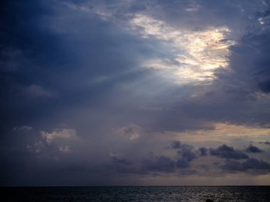 Ishigaki adasında bulutlu ve güneşli bir hava var.