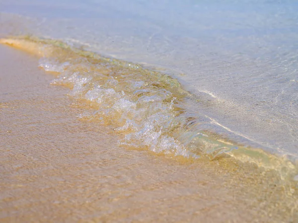 冲绳的清澈波浪 — 图库照片