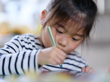 Japonya 'da resim çizen kız