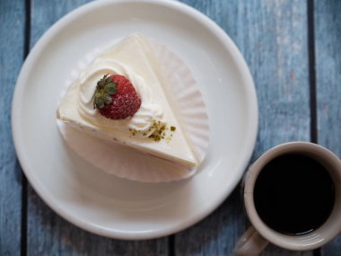 Kafede nefis çilekli pasta.