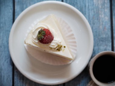 Kafede nefis çilekli pasta.