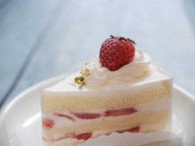 Kafede nefis çilekli pasta.