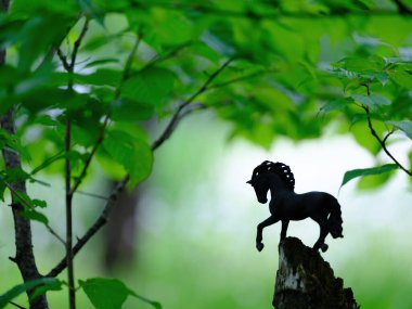 At figürü ve yeşil orman