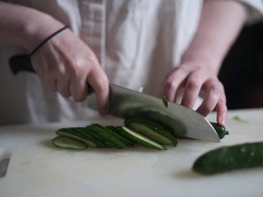 Salatalık kesen biri.