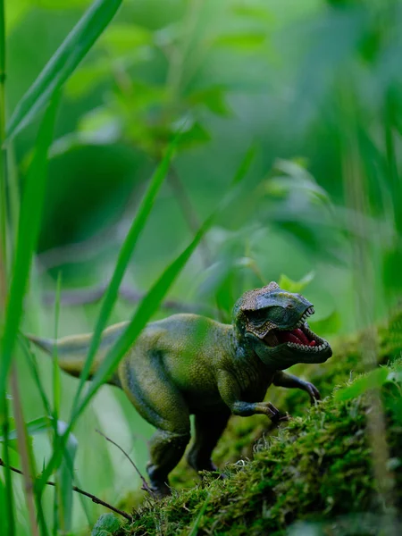 Tyrannosaurus Figura Zöld Erdő — Stock Fotó