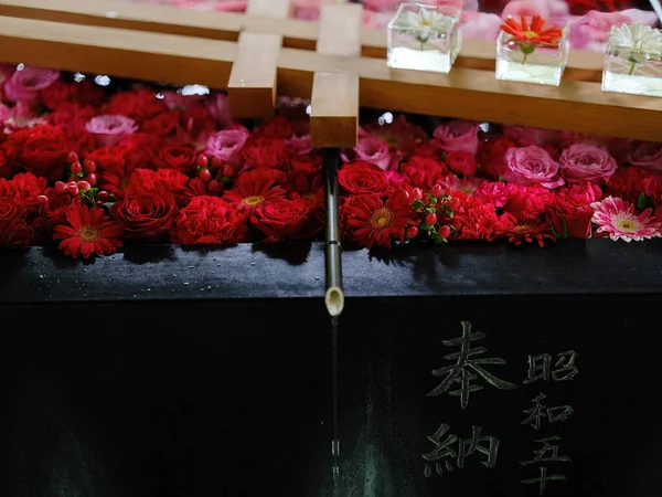 Червона Троянда Японській Святині — стокове фото