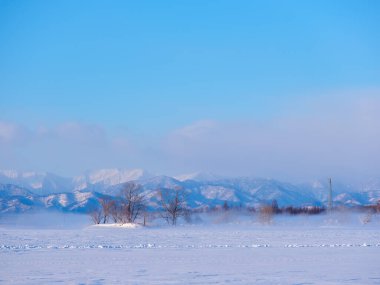 Kış sabahı soğuk sis