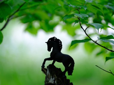 At figürü ve yeşil orman