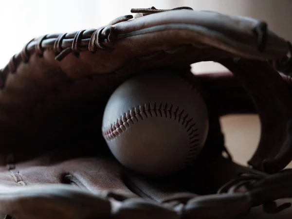 Handske Och Baseboll Bordet — Stockfoto