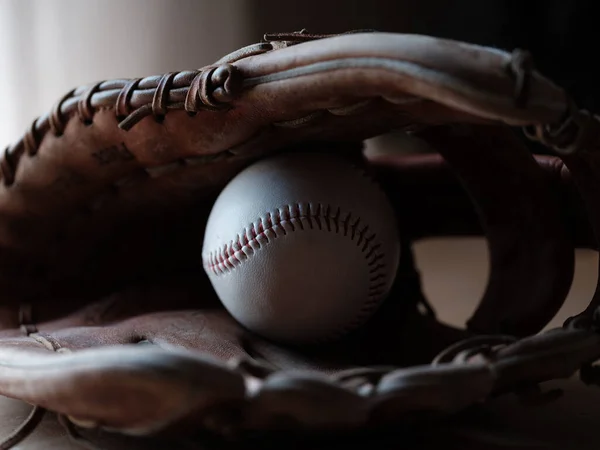 Перчатка Бейсбольный Мяч Столе — стоковое фото