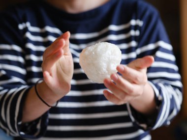 Kadın eli pirinç topu yapıyor.