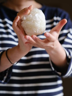 Kadın eli pirinç topu yapıyor.