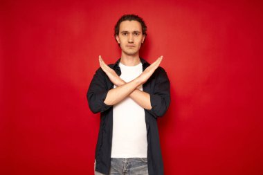 Mutsuz, mutsuz, mutsuz, üzgün eller kırmızı arkaplanda izole edilmiş ve mesaj için boş alanı olan bir geri çevirme işareti göstermiyor. konsept protesto, anlaşmazlık, blok, mola, oyun bitti