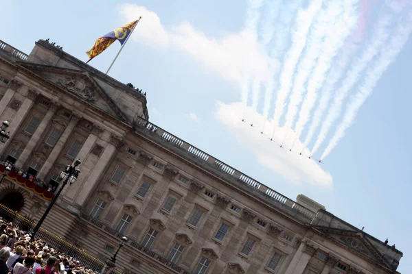 Londres Inglaterra Junio 2017 Pasado Volador Sobre Palacio Buckingham —  Fotos de Stock