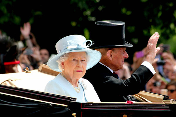 London England 17 июня 2017 HM Queen Elizabeth & HRH Prince Phillip Returning to Buckingham Palace After Trooping The Colour