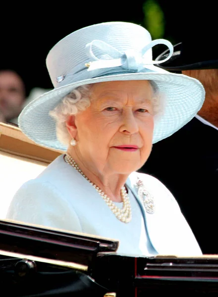 Londra İngiltere 17 Haziran 2017 HM Kraliçesi II. Elizabeth Renkli Süvari Birliği 'nden sonra Buckingham Sarayı' na dönüyor.