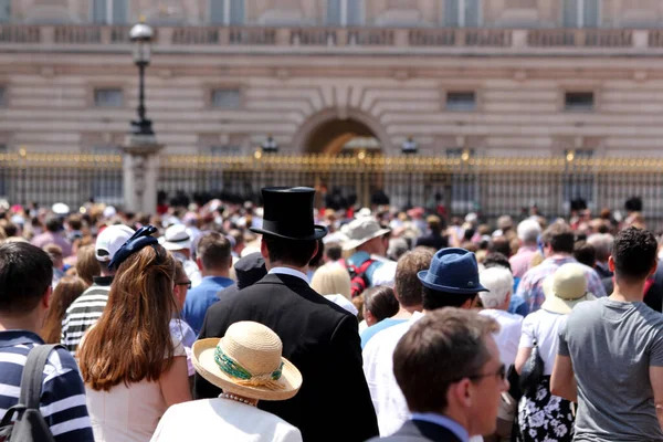 Londres Inglaterra Junio 2017 Multitudes Fuera Del Palacio Buckingham Después —  Fotos de Stock