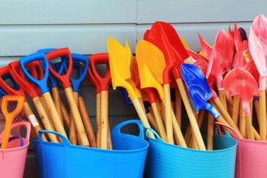 Soyut ve renkli sahil sahnesi İngiltere