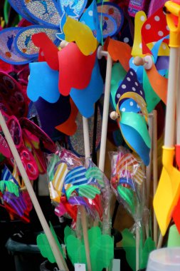 Soyut ve renkli sahil sahnesi İngiltere