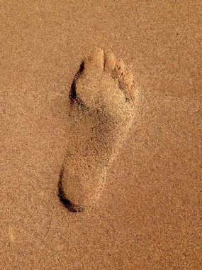 Sahilde ayak izleri.