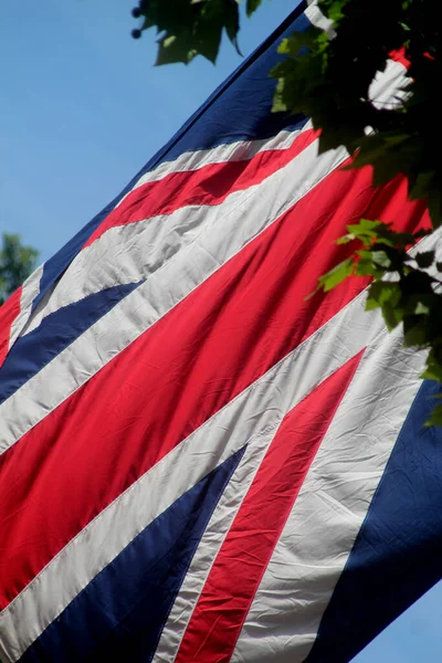 Union Jack Bandeira Contra Céu Azul Fundo — Fotografia de Stock