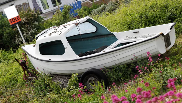 Abstrakte Garten Szene Verkaufen Schild Mit Alten Rustikalen Boot — Stockfoto