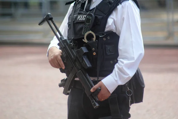 伦敦购物中心的英国武装警察 — 图库照片