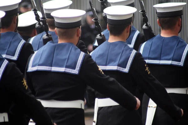 Kraliyet Donanması 'nın denizcileri Londra' da yürüyüş yapıyor.