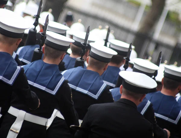 Kraliyet Donanması 'nın denizcileri Londra' da yürüyüş yapıyor.