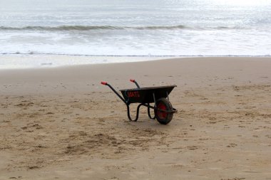 Denizin kumlarında bir el arabası