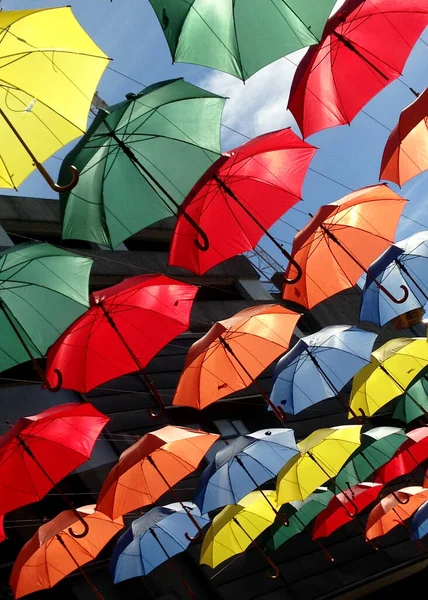 Straat Paraplu Lucht Achtergrond Met Bewolkte Blauwe Luchten — Stockfoto