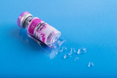 Covid-19 ya da Coronavirus için aşı şişesi kırılmış.