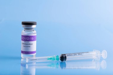 Enjeksiyon aşısı için şırınga ile aşı şişesi Covid-19 veya Coronavirus