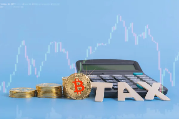 表計算機の前でのTax文言付きの税金Btc暗号通貨株式の背景 — ストック写真