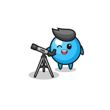 Modern bir teleskopu olan sakız topu astronom maskotu, şirin bir tasarım.