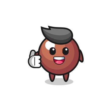 Çikolata topu maskotu başparmak hareketi yapıyor, şirin tasarım