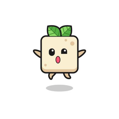 Tofu karakteri zıplama hareketi yapıyor, şirin tasarım.