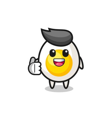 Haşlanmış yumurta maskotu başparmak hareketi yapıyor, şirin tasarım.