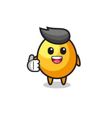 Altın yumurta maskotu başparmak hareketi yapıyor, şirin tasarım.