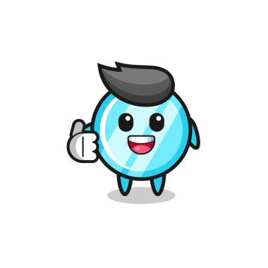 Ayna maskotu baş parmak hareketi yapıyor, şirin tasarım.