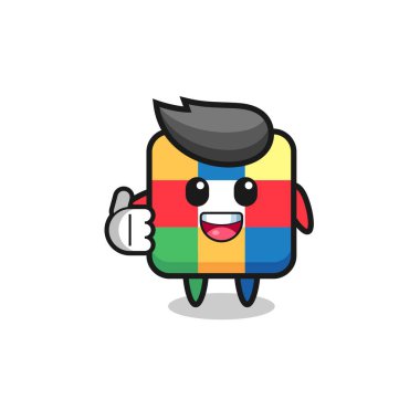 küp yapboz maskotu başparmak hareketi yapıyor, şirin tasarım