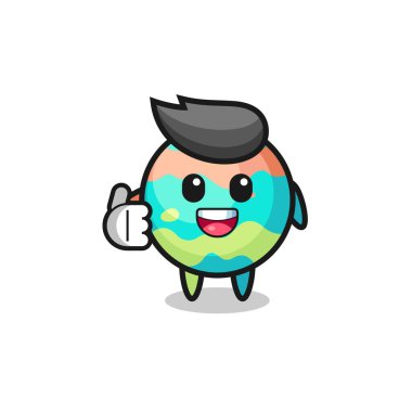 Banyo bombaları maskotu başparmak hareketi yapıyor, şirin tasarım