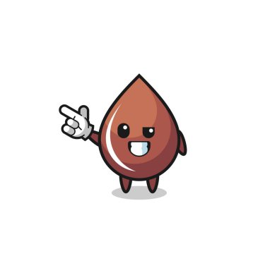 Çikolata damlası maskotu sol üst tarafı işaret ediyor, şirin tasarım.